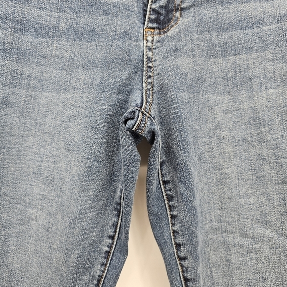 KUT From The Kloth Connie Crop Medium Wash Raw Hem Women's Size 8 - Picture 3 of 8